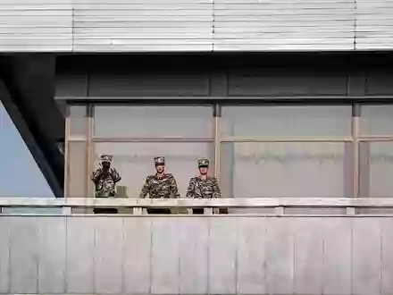 Nordkoreanische Soldaten beobachten Merz. - Foto: Kay Nietfeld/dpa