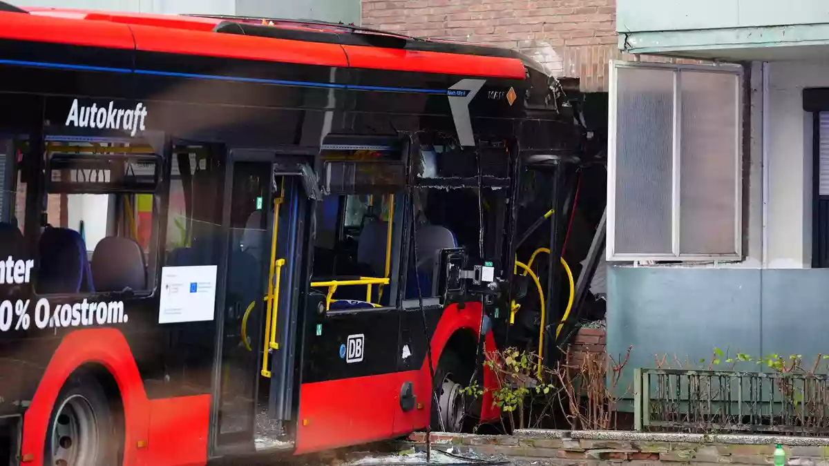 Der Schulbus mit 20 Kindern fuhr gegen eine Hauswand. - Bild: Marcel Von Fehrn/dpa