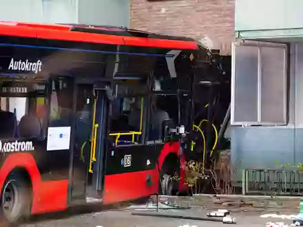 Der Schulbus mit 20 Kindern fuhr gegen eine Hauswand. - Foto: Marcel Von Fehrn/dpa
