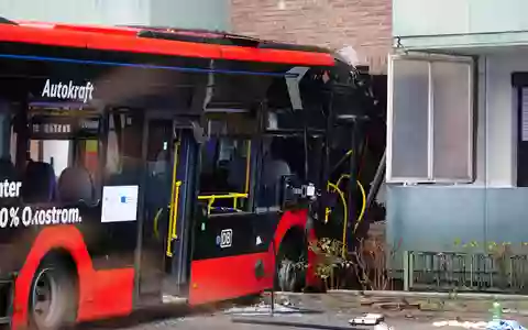 Der Schulbus mit 20 Kindern fuhr gegen eine Hauswand. - Foto: Marcel Von Fehrn/dpa