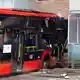 Der Schulbus mit 20 Kindern fuhr gegen eine Hauswand. - Bild: Marcel Von Fehrn/dpa