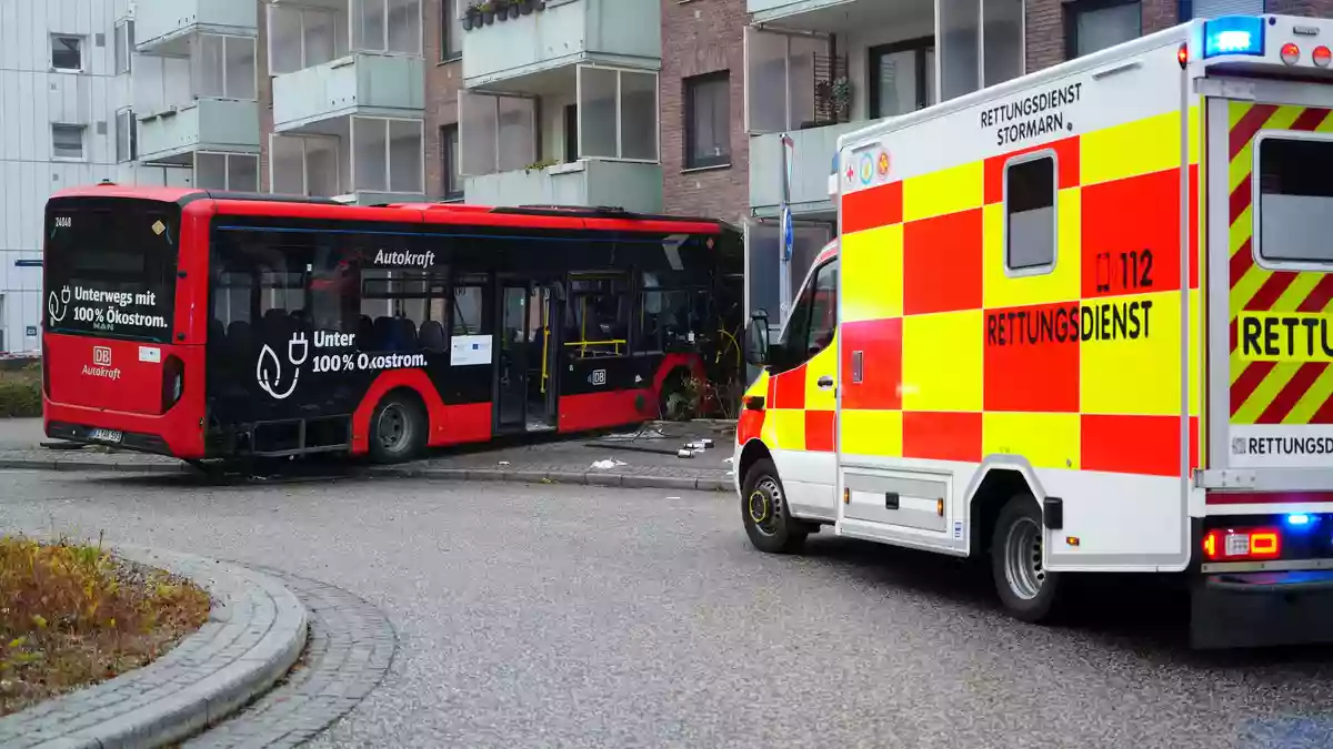 Mehrere Fahrgäste sowie die Busfahrerin wurden verletzt. - Bild: Marcel Von Fehrn/dpa