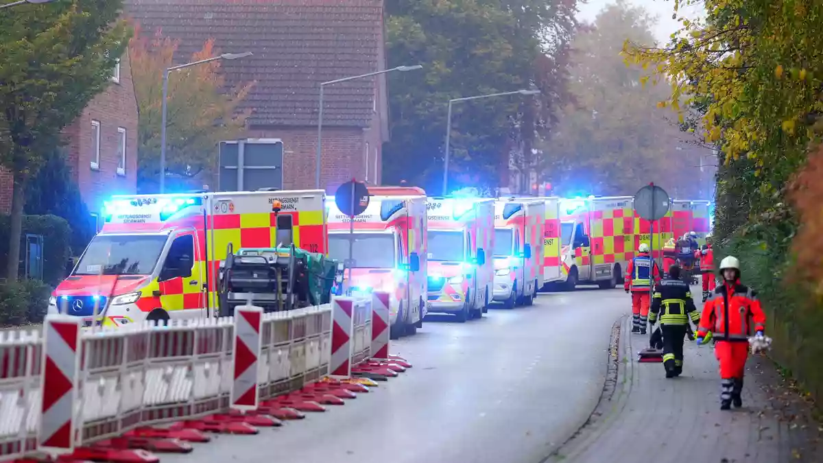 Zahlreiche Rettungswagen sind vor Ort. - Bild: Marcel Von Fehrn/dpa