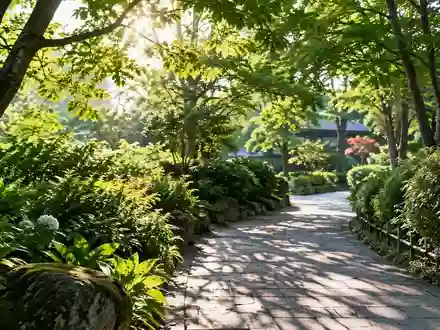 Ein sonnendurchfluteter Gartenweg mit einem Wechselspiel aus hellem Tageslicht und Schatten. - Foto: über boerse-global.de