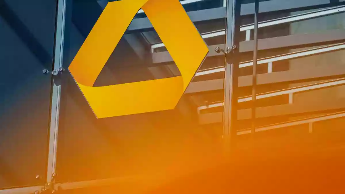 Die Commerzbank steuert auf eine Übernahme durch die italienische Unicredit zu. (Archivbild) - Bild: Andreas Arnold/dpa