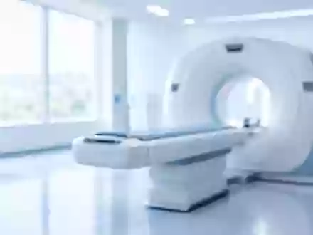 Ein minimalistischer, heller medizinischer Diagnostikraum mit moderner Bildgebungstechnik ohne sichtbare Beschriftungen. - Foto: über boerse-global.de