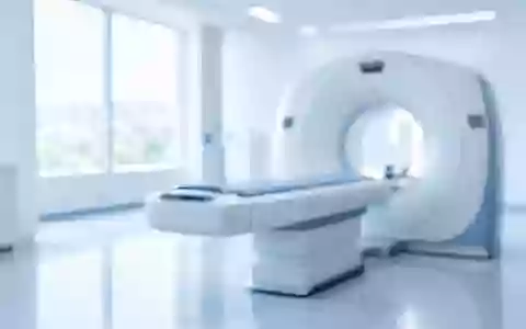 Ein minimalistischer, heller medizinischer Diagnostikraum mit moderner Bildgebungstechnik ohne sichtbare Beschriftungen. - Foto: über boerse-global.de
