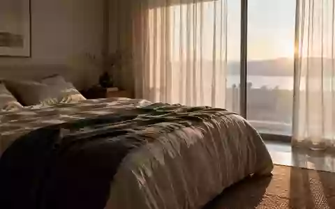 Ein minimalistisches, ruhiges Schlafzimmer bei Tagesanbruch, das eine Atmosphäre der Entspannung und Erholung vermittelt. - Foto: über boerse-global.de