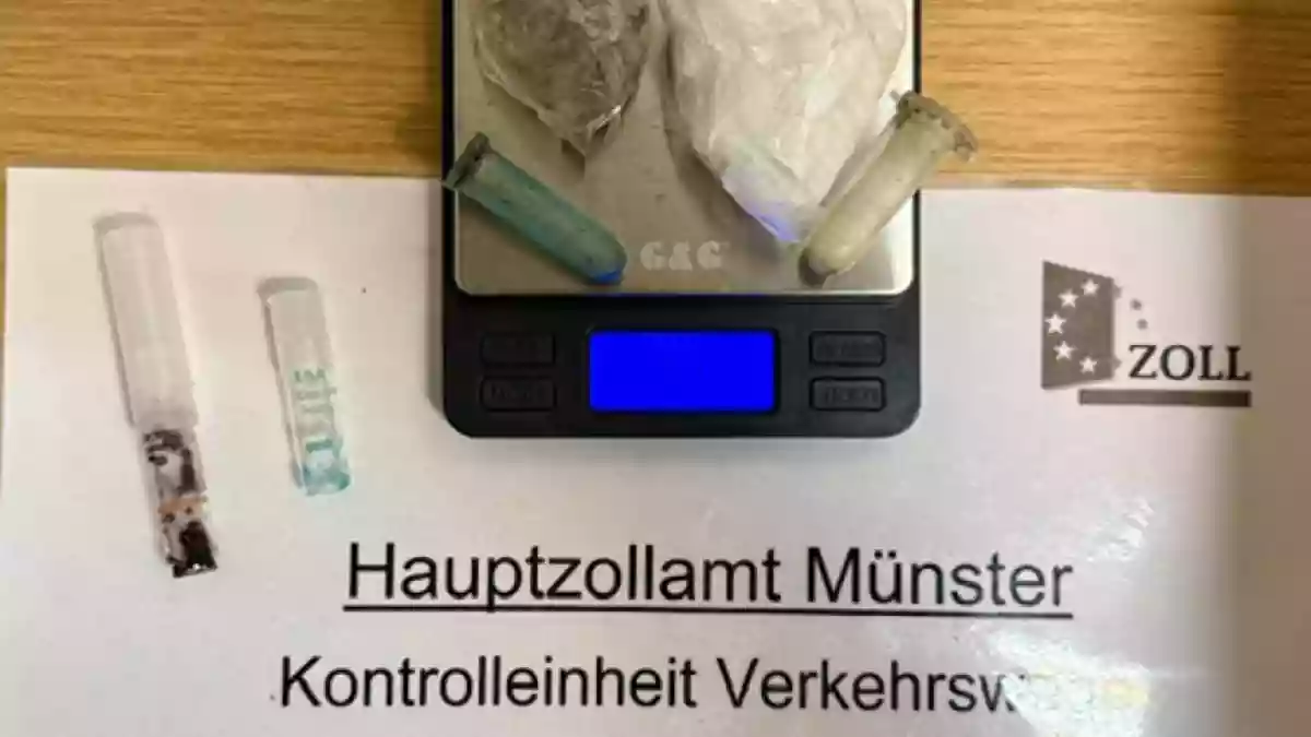 HZA-MS: Zoll stoppt einreisende Radfahrerin mit Kokain und Heroin im Jackenärmel - Bild: presseportal.de
