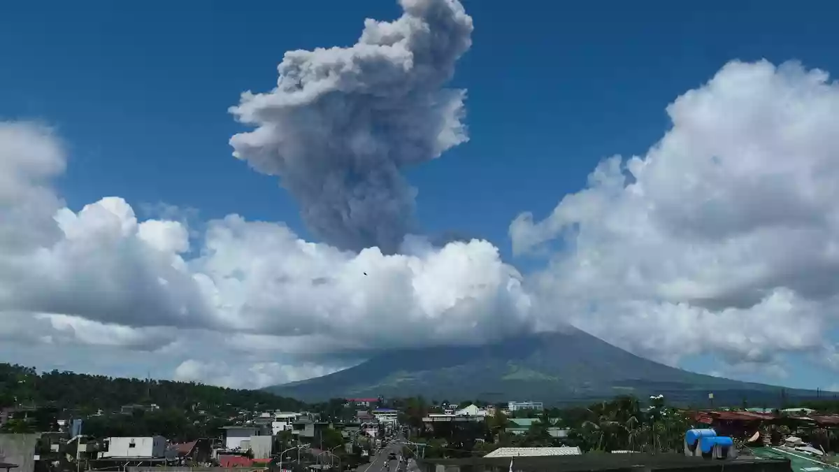 Die Aschewolke war drei Kilometer hoch. - Bild: Zalrian Sayat/AP/dpa