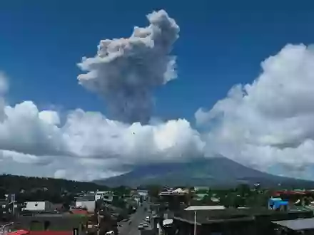 Die Aschewolke war drei Kilometer hoch. - Foto: Zalrian Sayat/AP/dpa