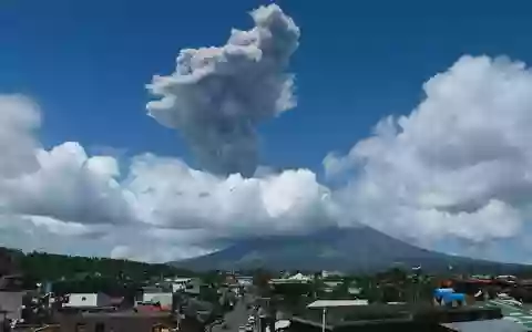 Die Aschewolke war drei Kilometer hoch. - Foto: Zalrian Sayat/AP/dpa
