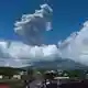 Die Aschewolke war drei Kilometer hoch. - Bild: Zalrian Sayat/AP/dpa