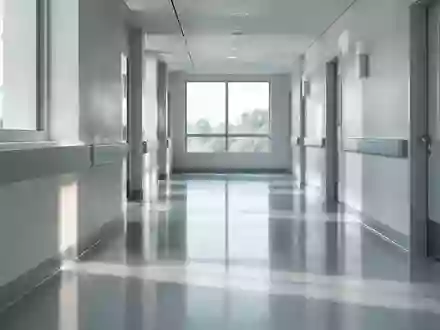 Ein heller, minimalistischer Krankenhausflur mit einfallendem Tageslicht. - Foto: über boerse-global.de