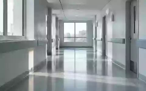 Ein heller, minimalistischer Krankenhausflur mit einfallendem Tageslicht. - Foto: über boerse-global.de