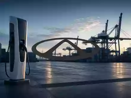 Moderne Ladestation für Elektrofahrzeuge in einer mediterranen Stadt bei Sonnenuntergang - Foto: über boerse-global.de