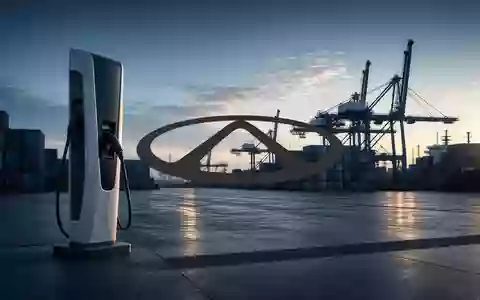 Moderne Ladestation für Elektrofahrzeuge in einer mediterranen Stadt bei Sonnenuntergang - Foto: über boerse-global.de