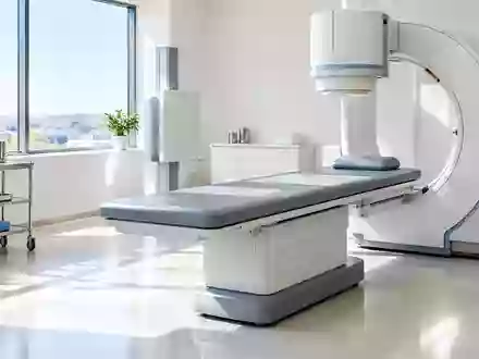Ein steriler, modern ausgestatteter Behandlungsraum in einer orthopädischen Klinik mit einer Untersuchungsliege. - Foto: über boerse-global.de