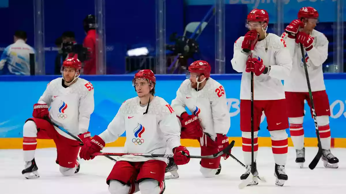 Das bisher letzte internationale Spiel der Russen: Das verlorene Olympia-Finale im Februar 2022 in Peking. (Archivbild)   - Bild: Petr David Josek/AP/dpa