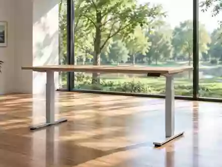 Ein minimalistisch gestalteter, heller Arbeitsbereich mit einem höhenverstellbaren Stehpult in einem ruhigen Raum. - Foto: über boerse-global.de
