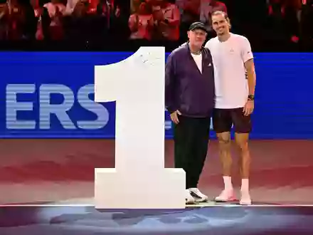 Zweimal Alexander und die Eins: Tennis-Champion Zverev mit seinem Vater. - Foto: Helmut Fohringer/APA/dpa