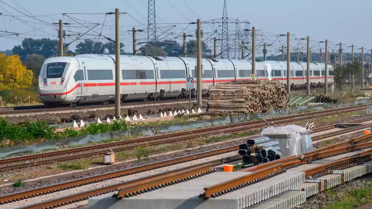 Die Deutsche Bahn saniert auf Rekordniveau - doch Fahrgäste merken davon bisher wenig. (Archivbild) - Bild: Klaus-Dietmar Gabbert/dpa/dpa-tmn