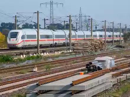 Die Deutsche Bahn saniert auf Rekordniveau - doch Fahrgäste merken davon bisher wenig. (Archivbild) - Foto: Klaus-Dietmar Gabbert/dpa/dpa-tmn