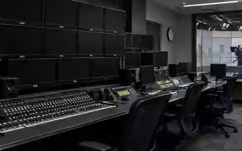 Dunkle, inaktive Monitore und professionelle Audiotechnik in einem modernen Fernseh-Regieraum. - Foto: über boerse-global.de