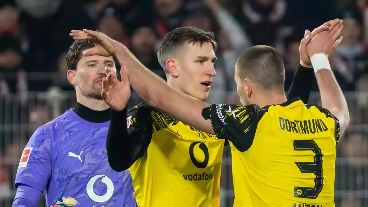 Auf dieses Trio kommt es an: Torwart Gregor Kobel, Nico Schlotterbeck und Waldemar Anton (v.l.) bilden das Dortmunder Abwehrbollwerk. (Archivbild) - Bild: Soeren Stache/dpa
