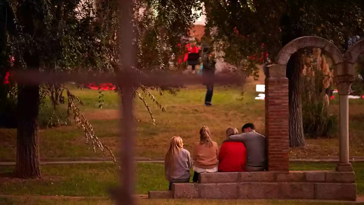 Angehörige bangen weiter um vermisste Familienmitglieder - Bild: Andrea Comas/AP/dpa