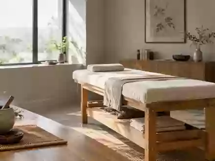 Ein minimalistischer, heller Behandlungsraum in einer Klinik mit einer hölzernen Therapieliege und schlichten Naturmaterialien. - Foto: über boerse-global.de