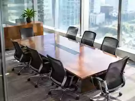 Moderner, leerer Konferenzraum mit einem großen Besprechungstisch vor einer Fensterfront. - Foto: über boerse-global.de