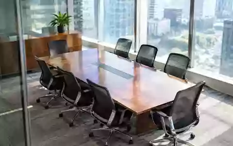 Moderner, leerer Konferenzraum mit einem großen Besprechungstisch vor einer Fensterfront. - Foto: über boerse-global.de