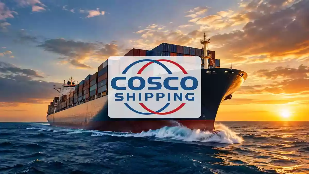 Ein großes Containerschiff auf dem offenen Meer bei Sonnenaufgang als Symbol für den globalen Warenverkehr. Illustration mit AI erstellt.