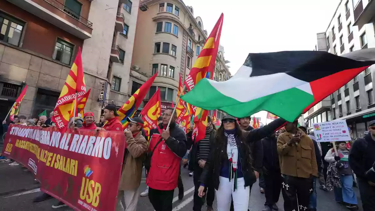 Mehr als 100.000 Menschen protestieren in Italien gegen die Meloni-Regierung. - Bild: Antonio Calanni/AP/dpa