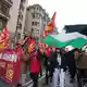 Mehr als 100.000 Menschen protestieren in Italien gegen die Meloni-Regierung. - Bild: Antonio Calanni/AP/dpa