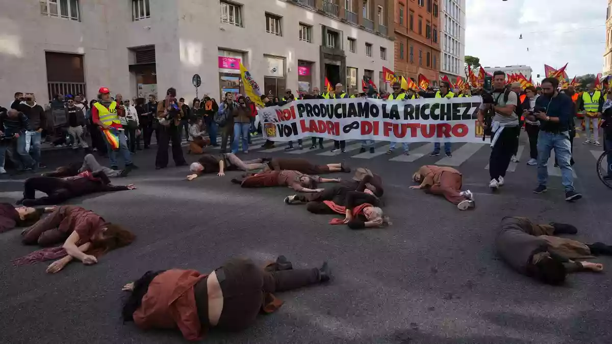 Insgesamt wurde in 50 Städten demonstriert - auch mit Straßenblockaden. - Bild: Alessandra Tarantino/AP/dpa