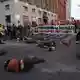 Insgesamt wurde in 50 Städten demonstriert - auch mit Straßenblockaden. - Bild: Alessandra Tarantino/AP/dpa