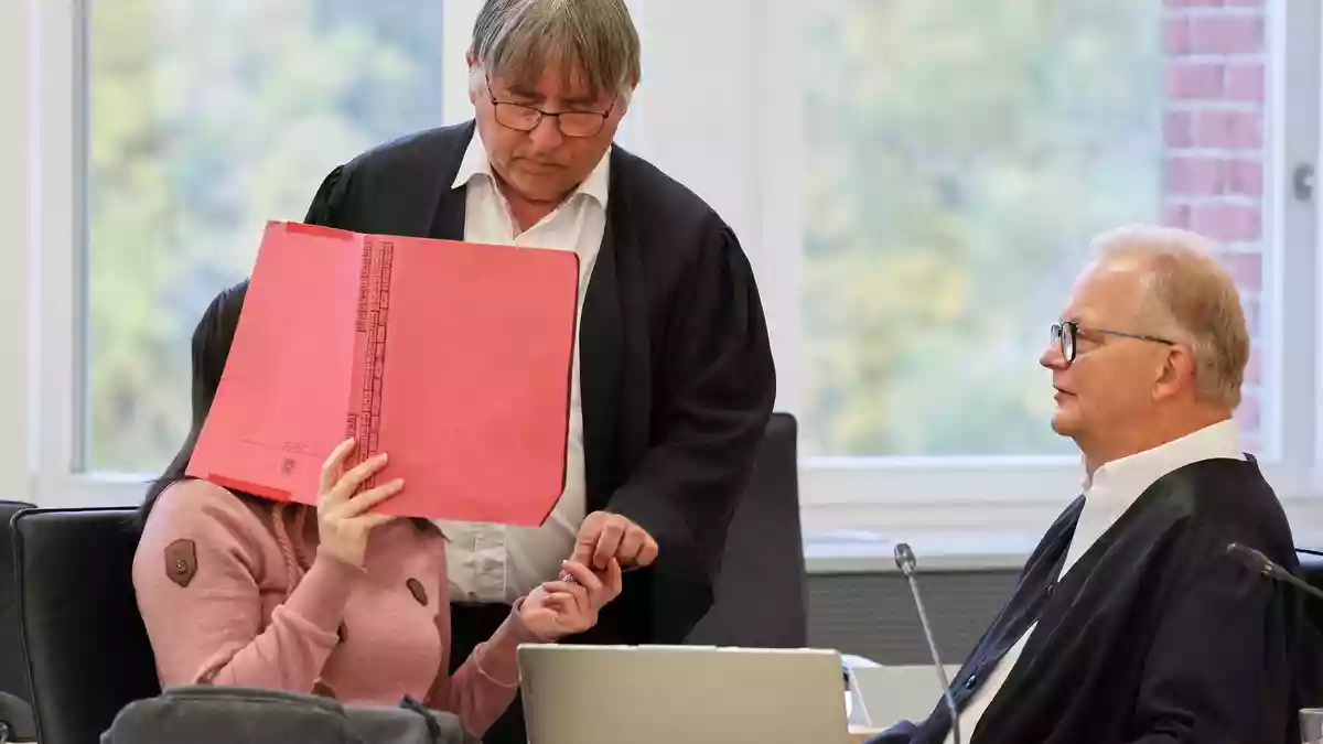 Am Freitag stand ein bedeutender Auftritt der Verteidiger der Angeklagten im Mordprozess im Fall Fabian auf dem Plan. - Bild: Bernd Wüstneck/dpa