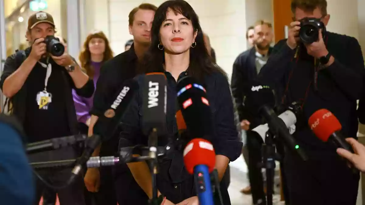 Elif Eralp äußert sich zu «Spiegel»-Bericht am Rande der Plenarsitzung des neuen Berliner Abgeordnetenhauses.  - Bild: Britta Pedersen/dpa