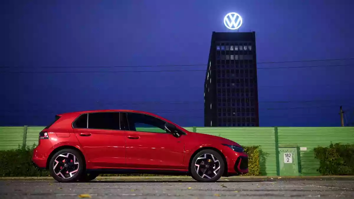 Der Spardruck bei VW wirkt sich auf die Entwicklung des Golfs aus. (Archivbild) - Bild: Julian Stratenschulte/dpa