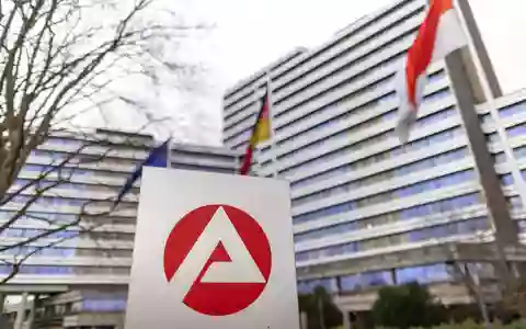 Die Zahl der Arbeitslosen in Deutschland ist im Oktober um 40.000 gesunken. (Archivbild)  - Foto: Daniel Karmann/dpa
