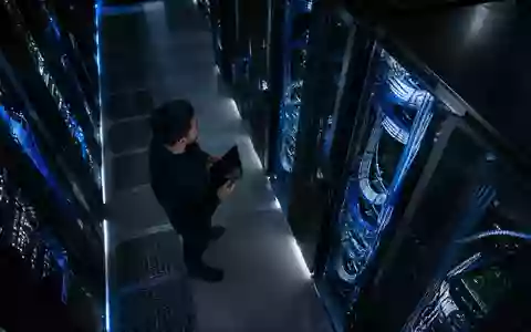 Modernes Serverraum-Interieur mit blau leuchtenden Glasfaserkabeln und Server-Racks. - Foto: über boerse-global.de