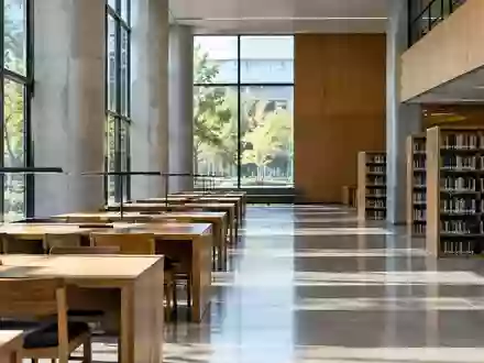 Ein heller, leerer Lernraum in einer modernen Universitätsbibliothek mit Holztischen und natürlichem Lichteinfall. - Foto: über boerse-global.de