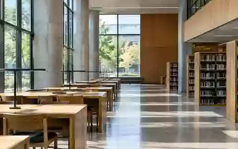 Ein heller, leerer Lernraum in einer modernen Universitätsbibliothek mit Holztischen und natürlichem Lichteinfall. - Foto: über boerse-global.de