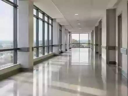 Ein leerer, modern gestalteter Krankenhausflur mit natürlichem Lichteinfall und minimalistischer Architektur. - Foto: über boerse-global.de
