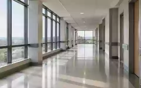Ein leerer, modern gestalteter Krankenhausflur mit natürlichem Lichteinfall und minimalistischer Architektur. - Foto: über boerse-global.de