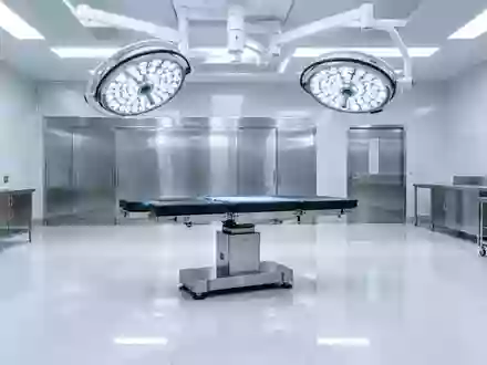 Ein leerer, steriler Operationssaal mit moderner Beleuchtung und glatten Oberflächen in einer Klinik. - Foto: über boerse-global.de