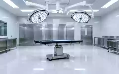 Ein leerer, steriler Operationssaal mit moderner Beleuchtung und glatten Oberflächen in einer Klinik. - Foto: über boerse-global.de