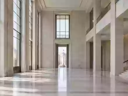 Lichte, minimalistische Architektur eines französischen Regierungsgebäudes mit Fokus auf Geometrie und Tageslicht. - Foto: über boerse-global.de
